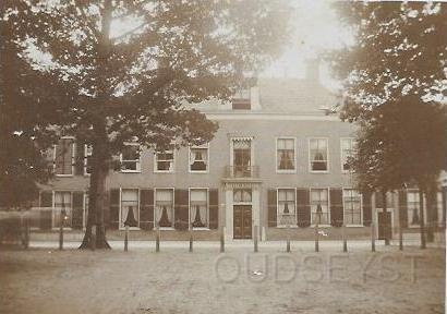 Driebergseweg0009, Huize Beek en Royen.1900.jpg - De ligging van Beek en Royen is voor een buitenplaats erg on karakteristiek. Beek en Royen ligt binnen de bebouwde kom van Zeist. Behalve het hoofdgebouw is van de buitenplaats weinig bewaard gebleven. De historische tuinaanleg en de bijgebouwen zijn allemaal verdwenen. Beek en Royen ligt nu direct aan de straat, maar kijkt gelukkig nog wel uit op het huidige park 'Hoog Beek en Royen'. Dit park ligt langs de zichtas op het huis, de Laan van Beek en Royen.De naam van het laat 18e eeuwse landhuis is afkomstig van de namen van de oprichters, het echtpaar Hendrik Verbeek en Clara Justine van Royen. Hendrik was toentertijd burgemeester van Utrecht. Hun bezittingen breidden zich sinds 1730 gestaag uit, vooral aan weerszijden van de Laan van Beek en Royen en de Woudenbergseweg. Op deze grond werden parken en bossen aangelegd, waaruit het latere Zeisterbosch is ontstaan. De formele tuin voor en achter het huis werd in 1771 aangelegd. De buitenplaats Hoog Beek en Royen werd eind 19e eeuw door Albert Voomberg aangelegd, schuin tegenover het oorspronkelijke Beek en Royen.